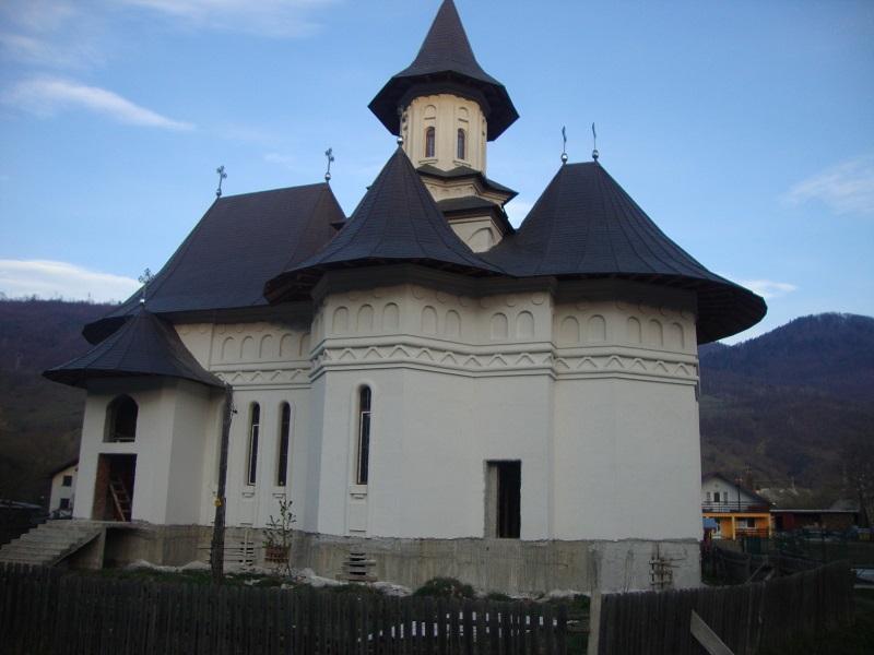 Biserica - vedere exterioară